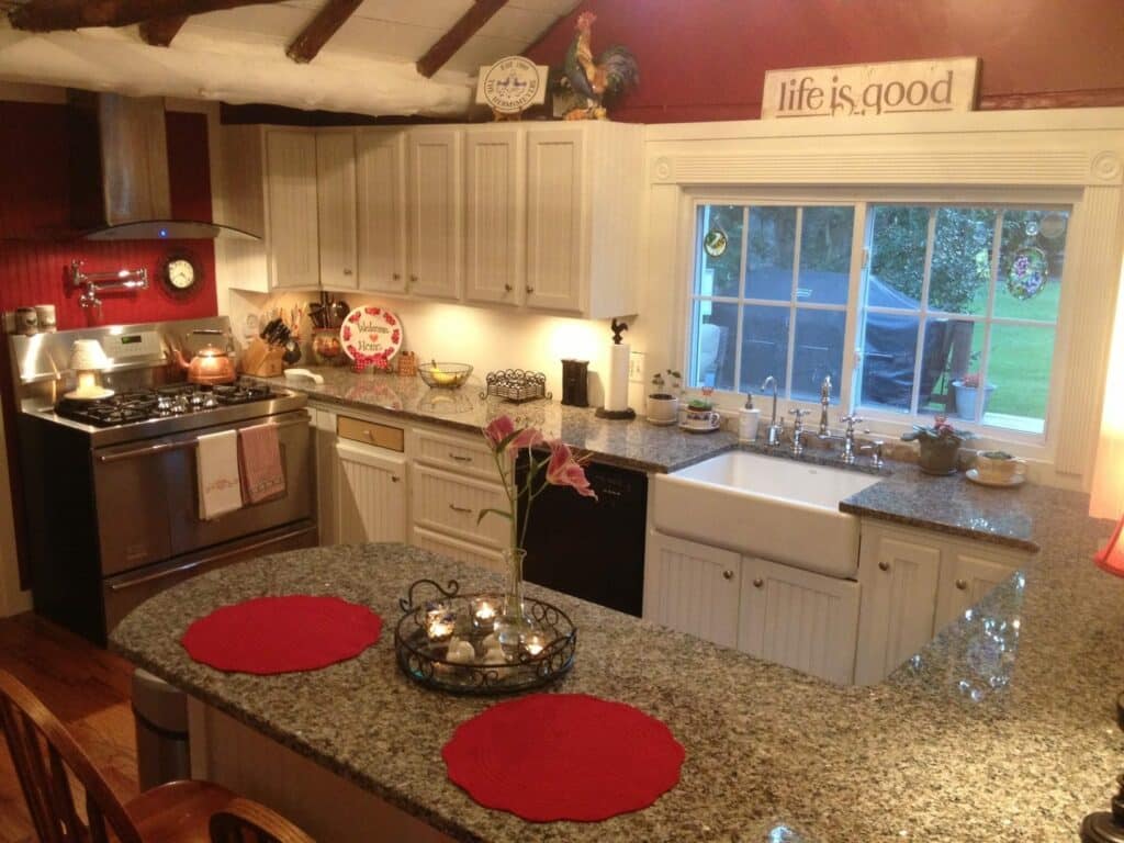 complete kitchen with quartz countertops